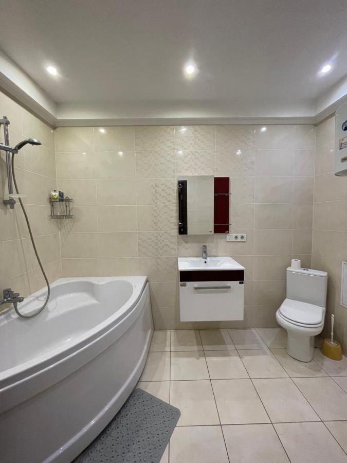 View Apartments, 22 Floor With 2 Rooms Kiev Bagian luar foto